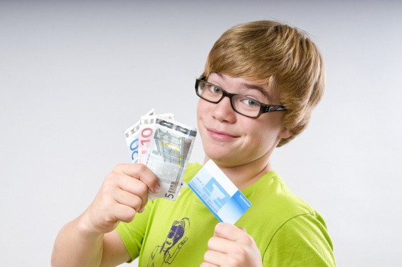 Kreditkarten für Teenager: Einige Banken geben VISA und MasterCard als Guthabenkreditkarte (Prepaid) schon für Kinder und Jugendliche im Teenie-Alter heraus  (© grafikplusfoto / Fotolia)
