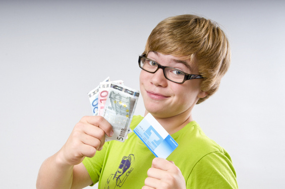 Kreditkarten für Teenager: Einige Banken geben VISA und MasterCard als Guthabenkreditkarte (Prepaid) schon für Kinder und Jugendliche im Teenie-Alter heraus (© grafikplusfoto / Fotolia)