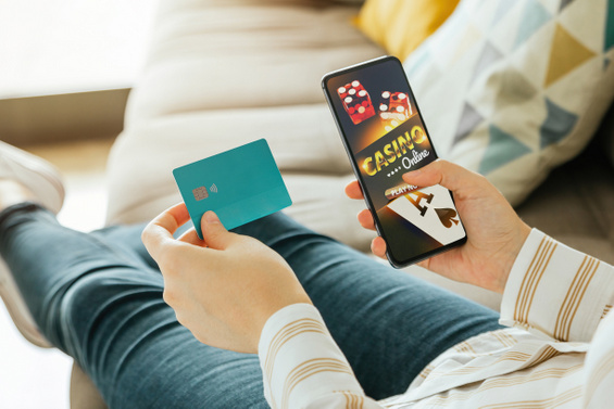 Mit Kreditkarte online Casino spielen?! (© AdriaVidal / stock.adobe.com)